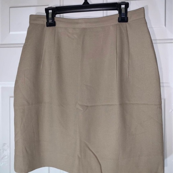 Lovely tan suit. - Picture 4 of 9